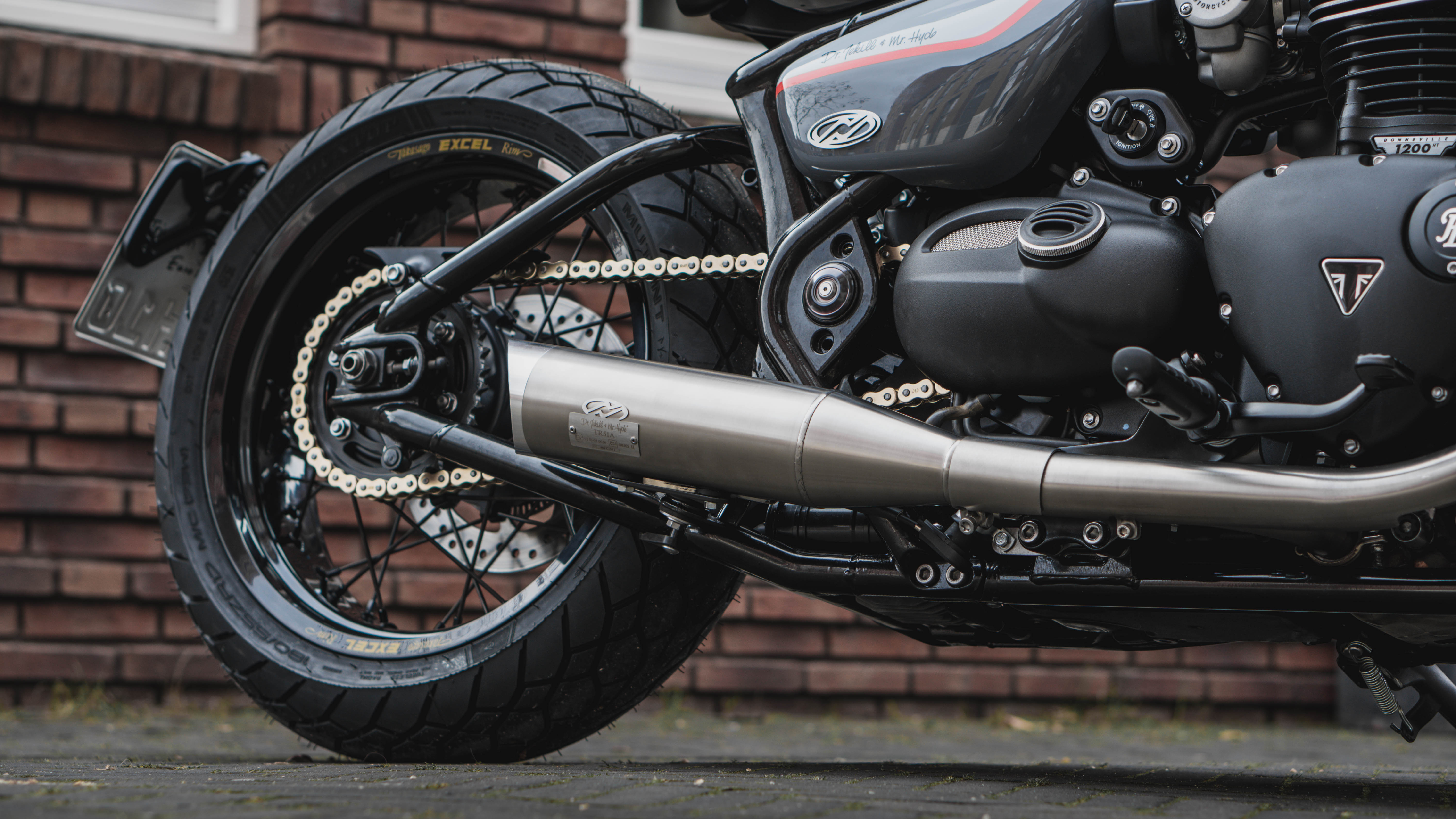 Triumph 電子調整式エキゾースト・システム